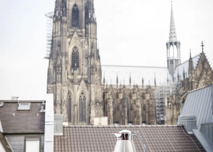 Eden Frueh Am Dom
